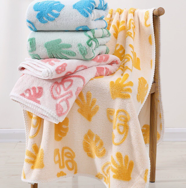 Soft plush microfiber bath towel with white and yellow geometric chevron wave pattern